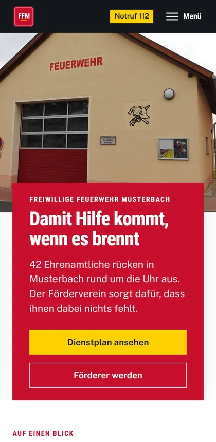 Die Startseite der Demo-Feuerwehr „Feuerwehr Musterbach“ auf dem Handy: ein Foto eines Gerätehauses, davor ein rotes Feld mit der Überschrift „Damit Hilfe kommt, wenn es brennt“ und den Knöpfen „Dienstplan ansehen“ und „Förderer werden“. Oben steht „Notruf 112“.