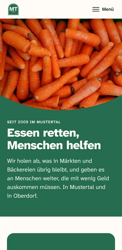 Die Startseite des Demovereins „Mustertaler Tafel e.V.“ auf dem Handy: ein Foto von Möhren, darunter auf grünem Grund die Überschrift „Essen retten, Menschen helfen“ und ein kurzer Text. Oben rechts steht der Knopf „Menü“.