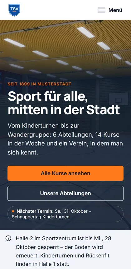 Die Startseite des Demovereins „TSV Musterstadt 1899 e.V.“ auf dem Handy: ein Foto einer Sporthalle, darauf die Überschrift „Sport für alle, mitten in der Stadt“ und die Knöpfe „Alle Kurse ansehen“ und „Unsere Abteilungen“.
