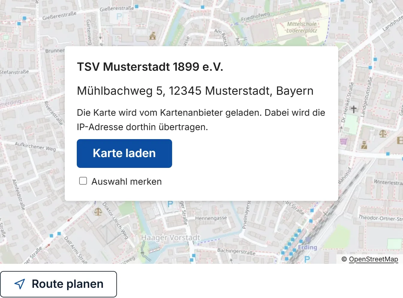 Die Karte auf der Kontaktseite, bevor sie geladen wird: ein Vorschaubild des Kartenausschnitts, darauf ein Kasten mit „TSV Musterstadt 1899 e.V.“, der Adresse, dem Satz, dass die Karte vom Kartenanbieter geladen und dabei die IP-Adresse übertragen wird, dem Knopf „Karte laden“ und dem Kästchen „Auswahl merken“, das nicht angekreuzt ist.