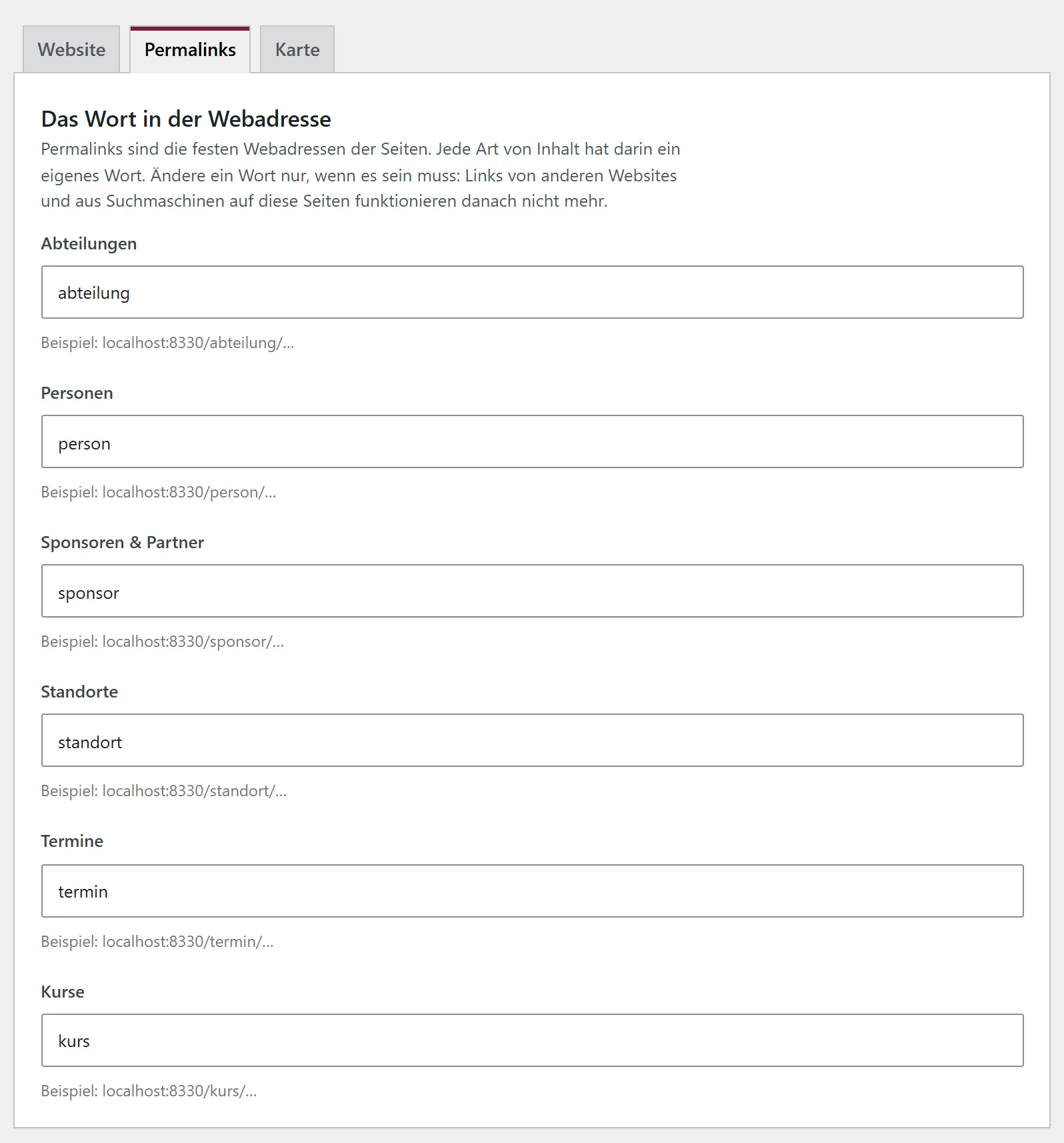 Der Reiter „Permalinks“. Der Abschnitt „Das Wort in der Webadresse“ erklärt in einem Satz, dass Links nach einer Änderung nicht mehr funktionieren. Darunter stehen die Felder „Abteilungen“, „Personen“, „Sponsoren & Partner“, „Standorte“, „Termine“ und „Kurse“, jeweils mit einem „Beispiel:“ der Webadresse.