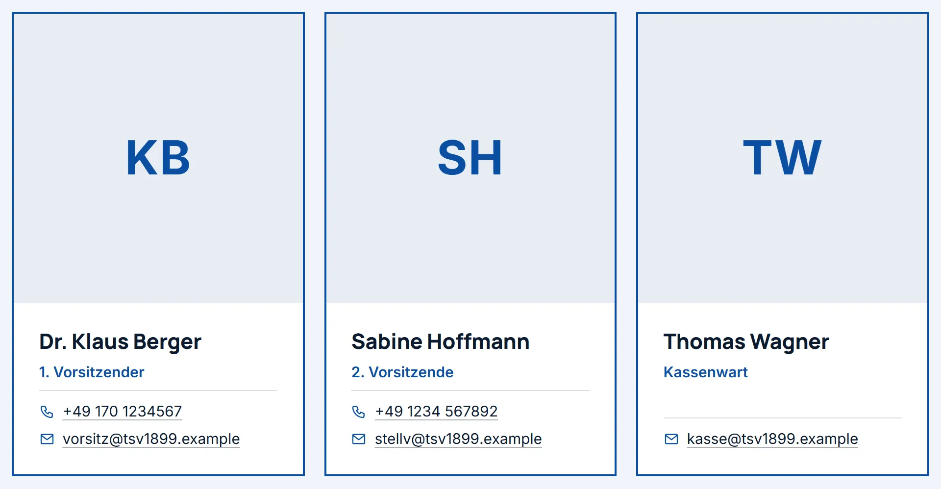 Dieselben drei Karten, jetzt mit eckigen Ecken und einem blauen Rahmen von zwei Pixeln Stärke um jede Karte.