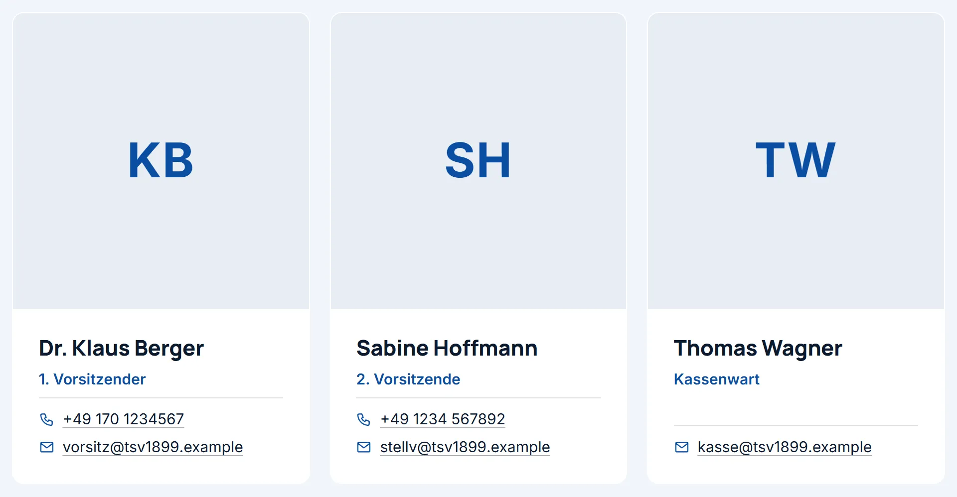 Drei Karten der Ansprechpersonen eines Demovereins nebeneinander: weiße Karten mit gerundeten Ecken, oben ein Feld mit den Initialen, darunter Name, Aufgabe und Kontakt.