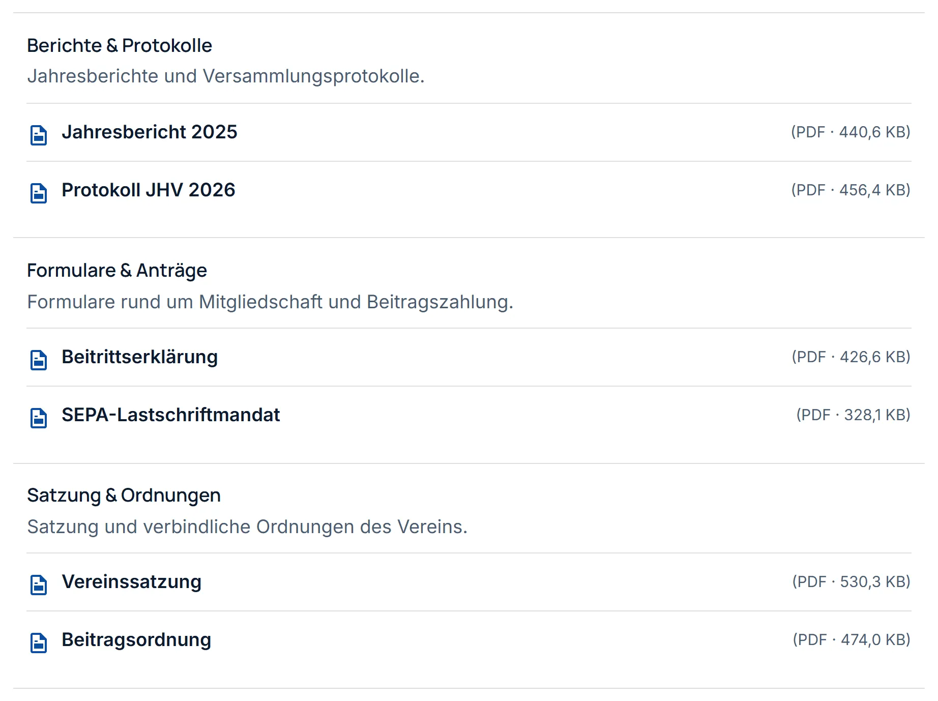 Die Seite „Downloads“ der Website. Unter jedem Titel eines Download-Eintrags, zum Beispiel „Formulare & Anträge“, steht seine Beschreibung und darunter seine Dateien mit Name, Dateityp und Größe.