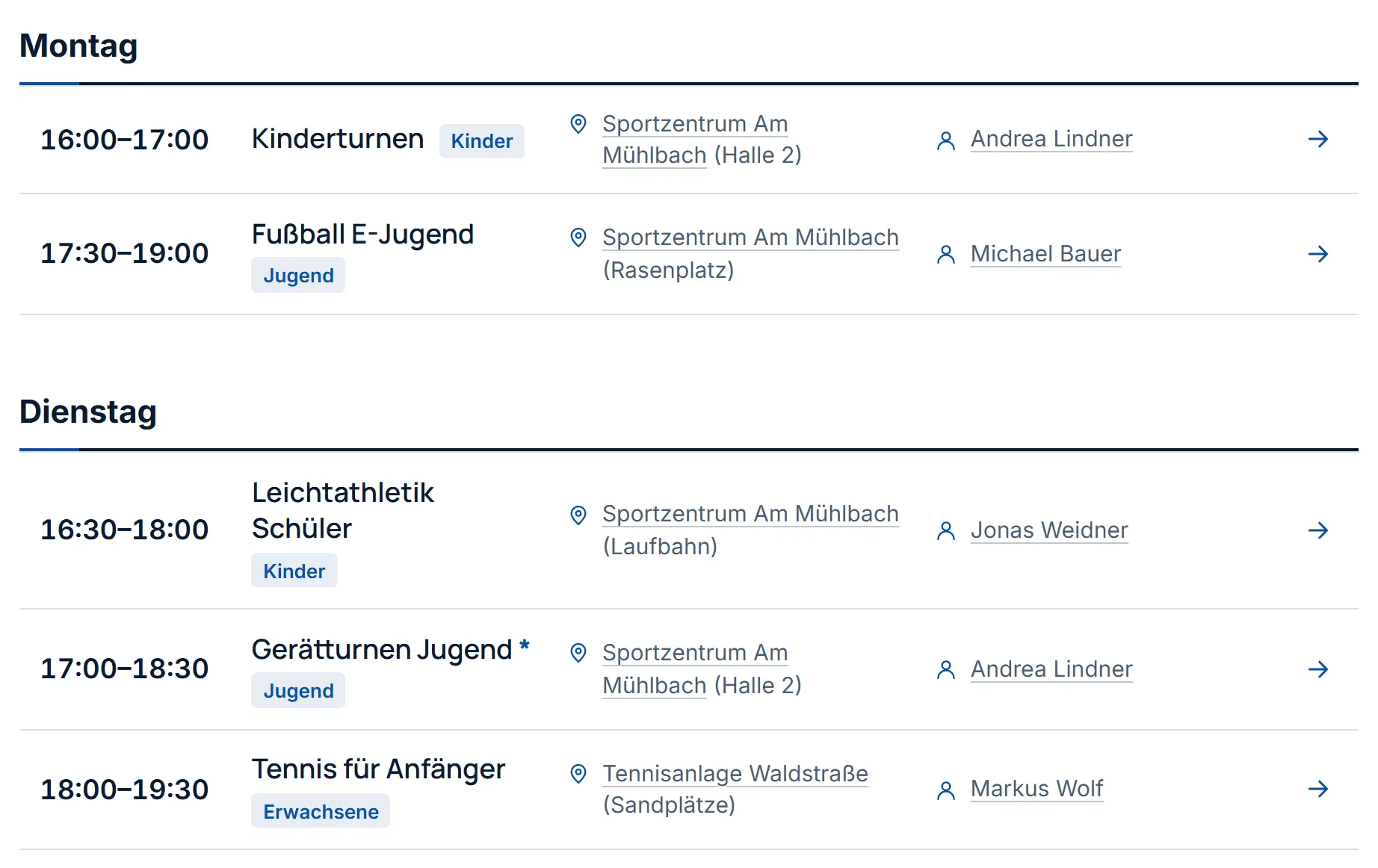 Die Seite „Kurse“ der Website. Die Kurse stehen nach Wochentag geordnet, hier Montag mit Kinderturnen und Fußball E-Jugend und Dienstag mit drei Kursen. Jede Zeile zeigt Uhrzeit, Titel, Kursart, Ort und Trainer.