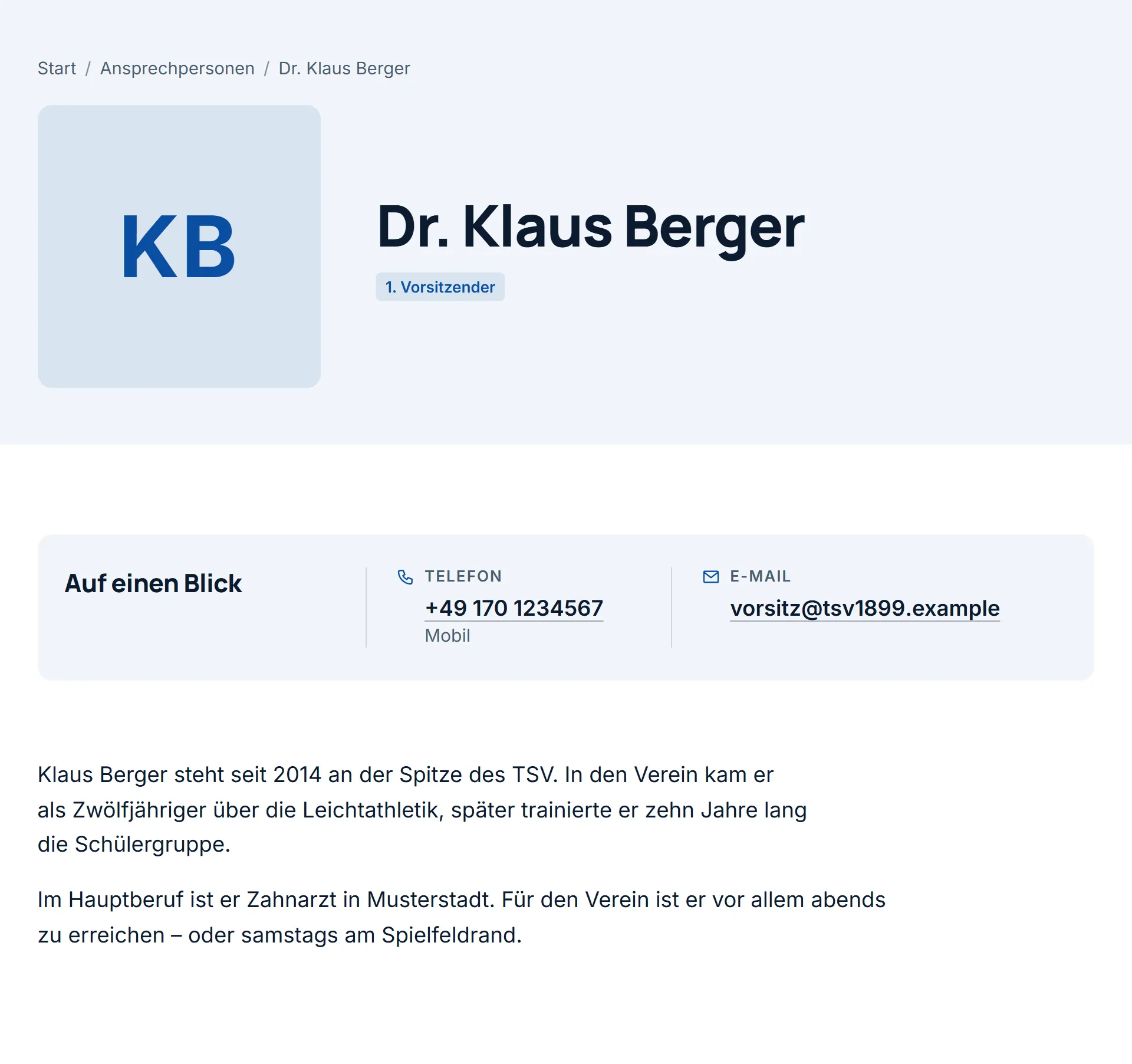 Die Seite der Person „Dr. Klaus Berger“ auf der Website: Initialen, Name und Rolle „1. Vorsitzender“, daneben der Kasten „Auf einen Blick“ mit Telefon und E-Mail und darunter die Kurzbiografie.