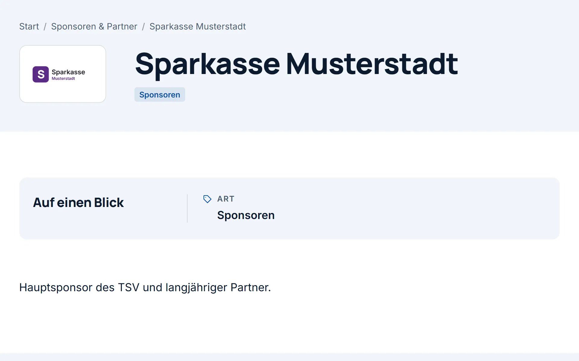 Die Seite „Sparkasse Musterstadt“ auf der Website: das Logo, der Titel, die Kategorie „Sponsoren“ und darunter der Kasten „Auf einen Blick“ und die Beschreibung.