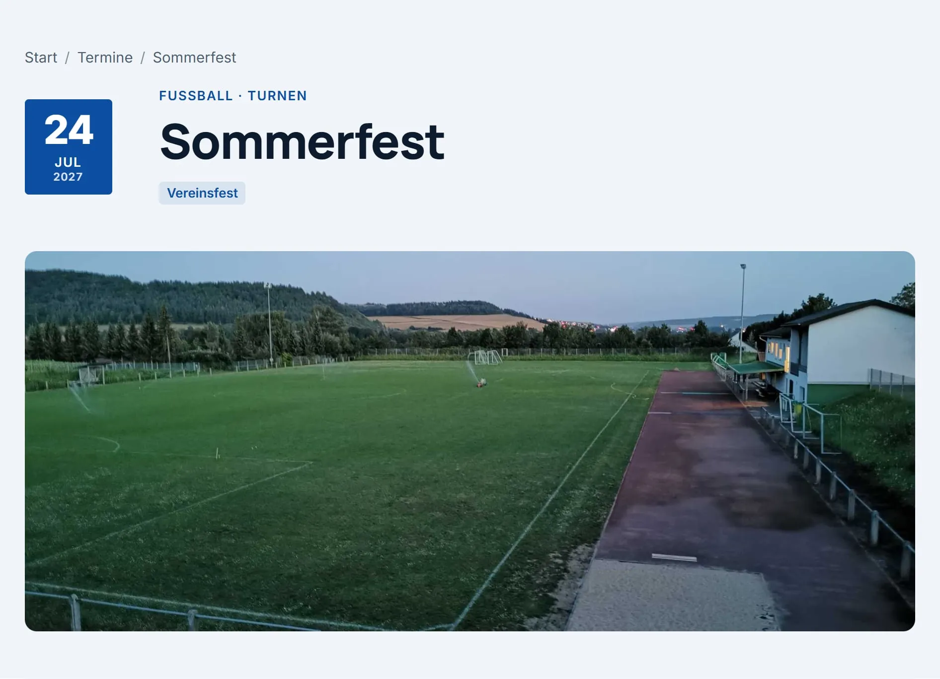 Der obere Teil der Seite des Termins „Sommerfest“: Datum auf blauem Grund, die Abteilungen, der Titel, die Terminart und ein großes Bild.