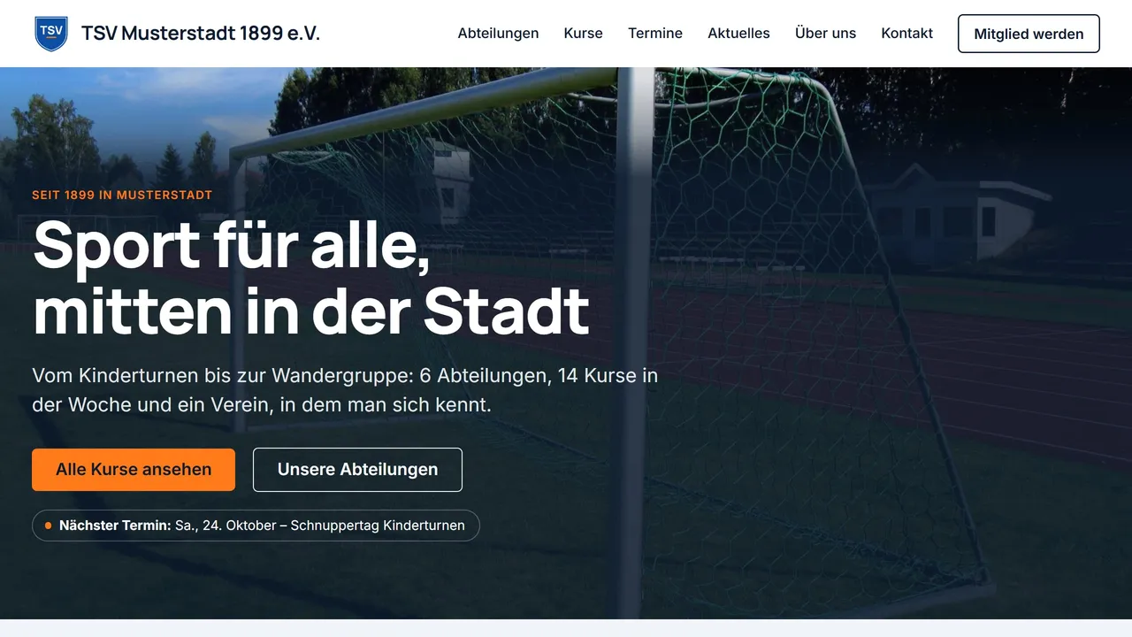 Die Startseite des Demovereins „TSV Musterstadt 1899 e.V.“: oben Wappen, Vereinsname und Menü, darunter ein großes Bild mit der Überschrift „Sport für alle, mitten in der Stadt“ und den Knöpfen „Alle Kurse ansehen“ und „Unsere Abteilungen“.