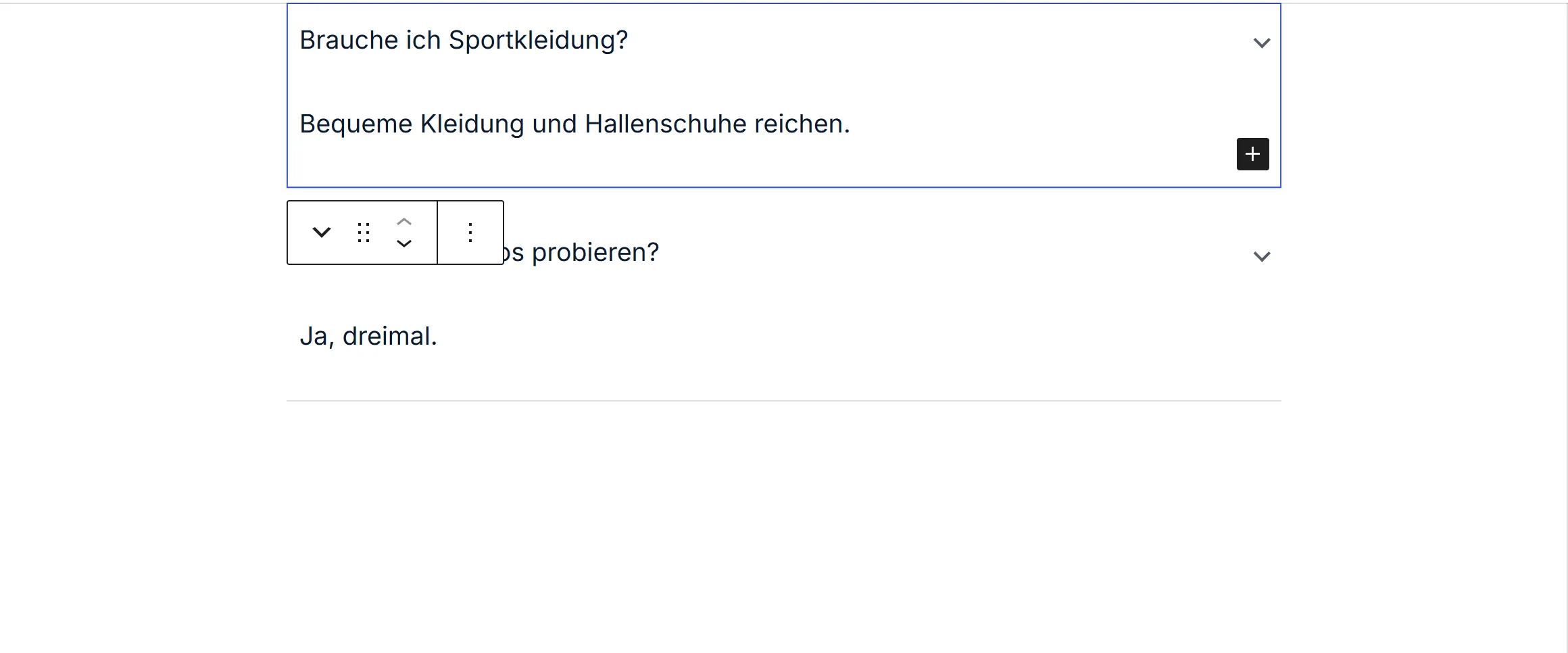 Zwei Blöcke „Aufklappbarer Abschnitt“ untereinander im Editor. Jeder hat einen Kopf mit einer Frage und darunter den Inhalt mit der Antwort.