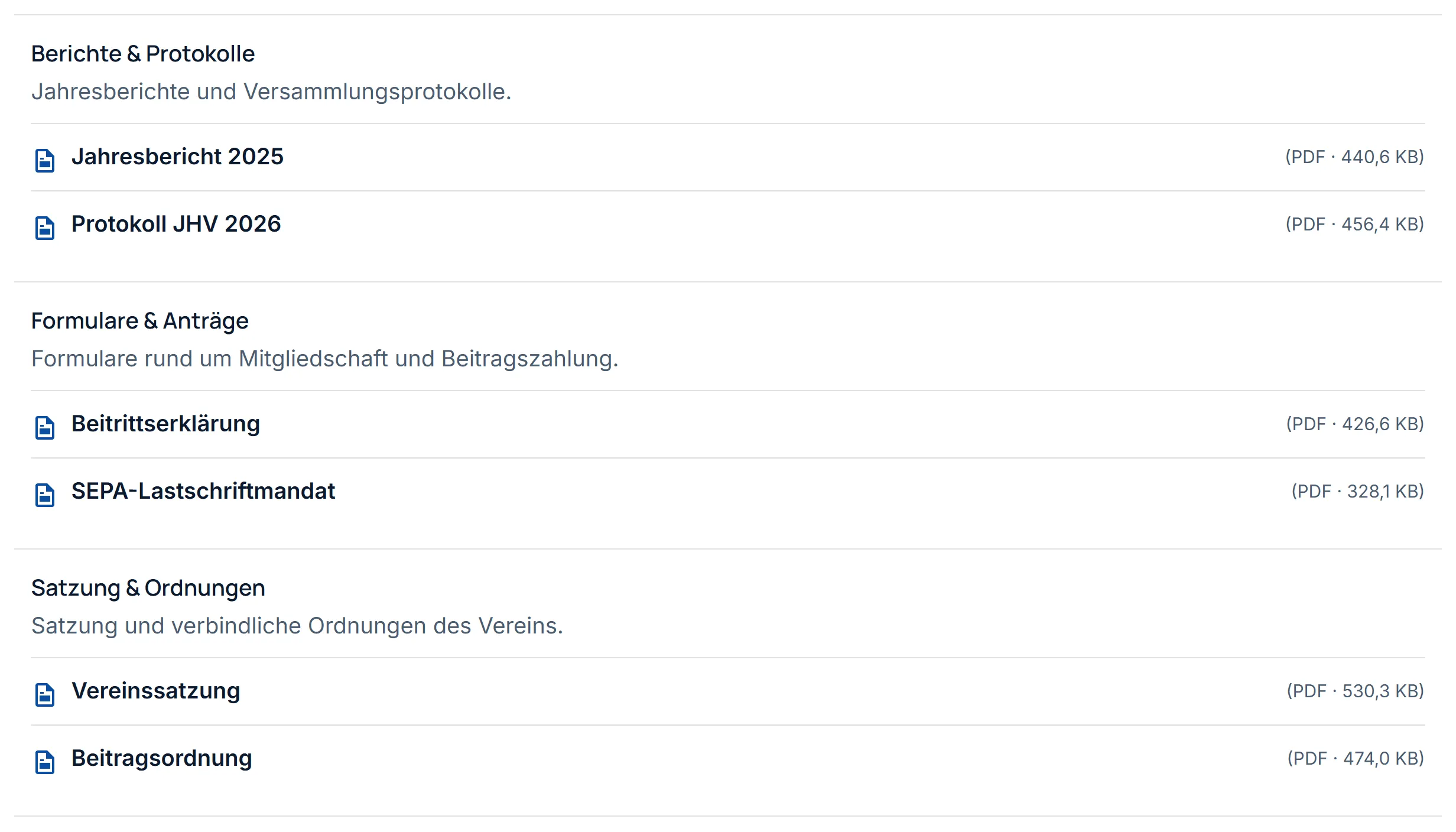 Die Seite „Downloads“ des Demovereins: drei Gruppen mit Überschrift und Beschreibung, „Berichte & Protokolle“, „Formulare & Anträge“ und „Satzung & Ordnungen“. Jede Datei hat ein Symbol, den Namen und rechts Dateityp und Größe.