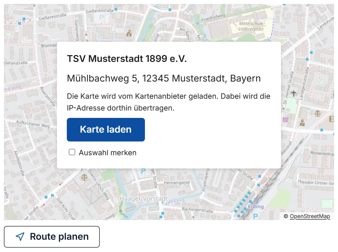 Die Karte auf der Seite „Kontakt“, noch nicht geladen. Über dem verschwommenen Kartenbild fragt ein Kasten mit dem Vereinsnamen und der Anschrift, ob die Karte geladen werden soll, mit dem Knopf „Karte laden“ und dem nicht angekreuzten Kästchen „Auswahl merken“. Darunter steht der Knopf „Route planen“.