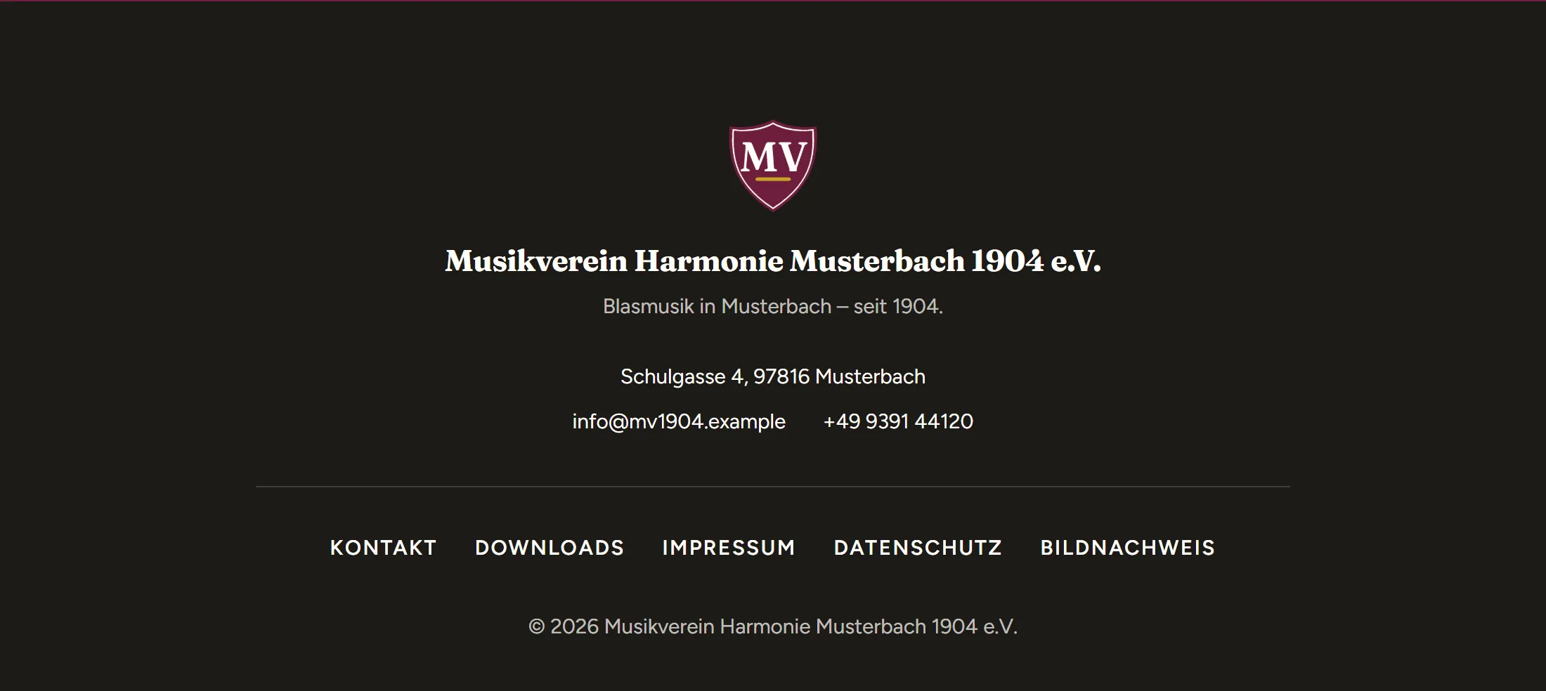 Der Fuß „mittig, mit Logo“ beim Musikverein: eine schmale Spalte in der Mitte auf dunklem Grund mit dem Wappen, dem vollen Namen des Vereins, dem Spruch, der Adresse, E-Mail und Telefon, darunter nach einer Linie das Menü der Fußzeile in Versalien und der Urheberhinweis.