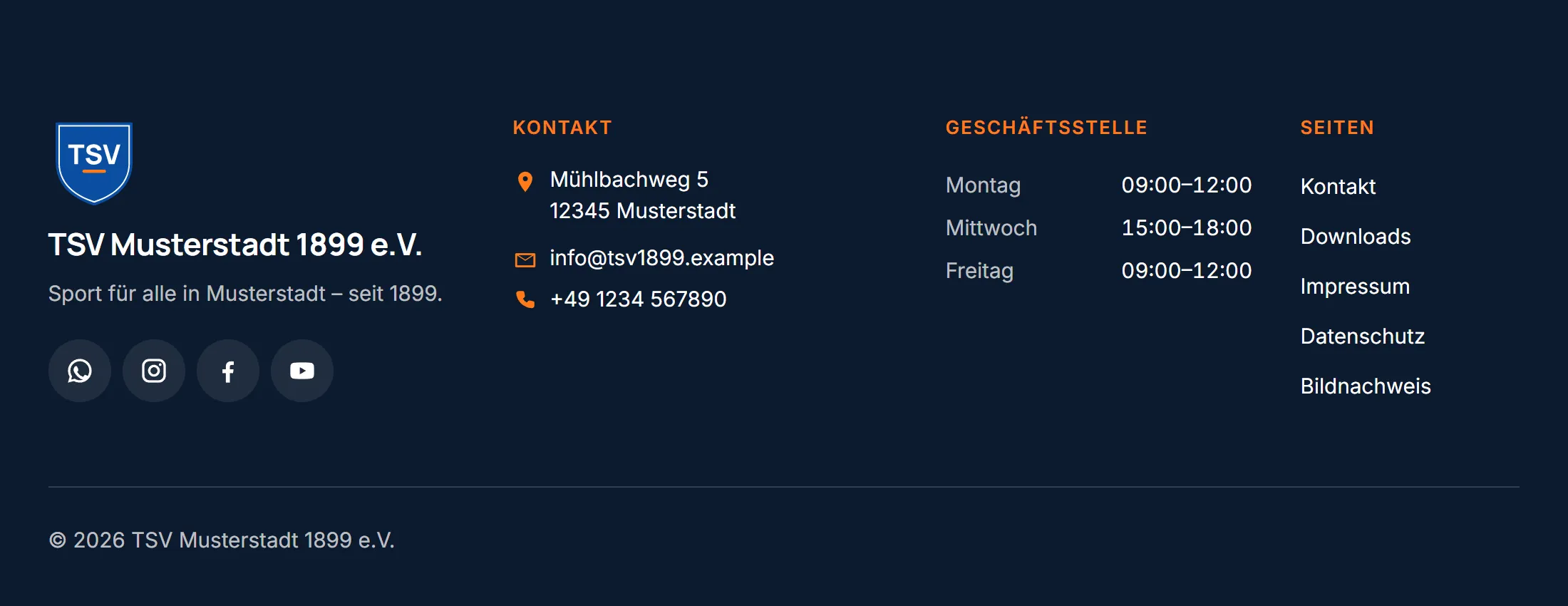 Der Fuß der Vereinswebsite auf dunklem Grund in vier Spalten: Wappen, Name und Sportvereins-Spruch mit den Netzwerken, „Kontakt“ mit Adresse, E-Mail und Telefon, die Öffnungszeiten der Geschäftsstelle und „Seiten“ mit Kontakt, Downloads, Impressum, Datenschutz und Bildnachweis. Darunter die Zeile mit dem Urheberhinweis.