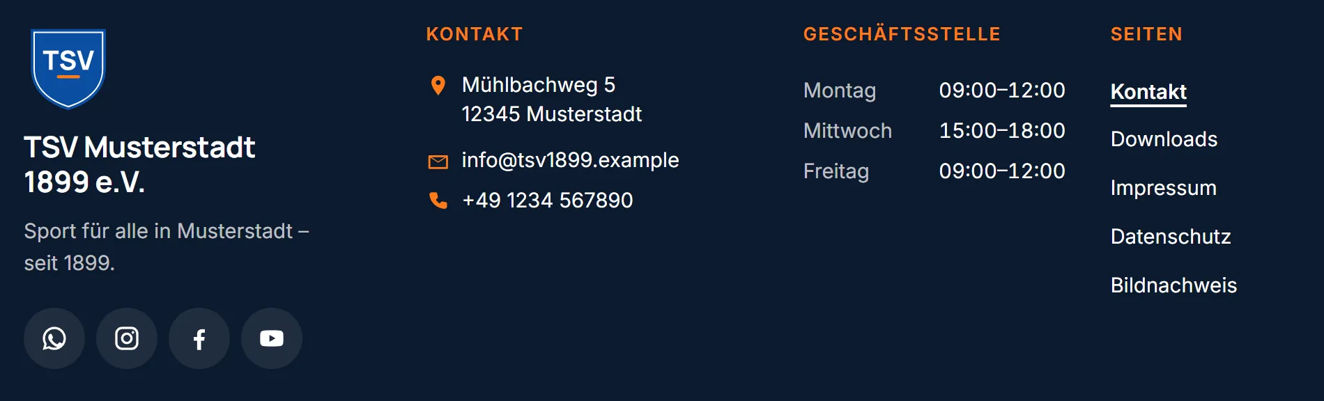 Der Fuß der Website des Demovereins. Links stehen Wappen, Vereinsname und Schlagzeile, daneben die Spalte „Kontakt“ mit der Adresse „Mühlbachweg 5, 12345 Musterstadt“, der E-Mail-Adresse und der Telefonnummer, dann die Öffnungszeiten der Geschäftsstelle und eine Liste mit Seiten.