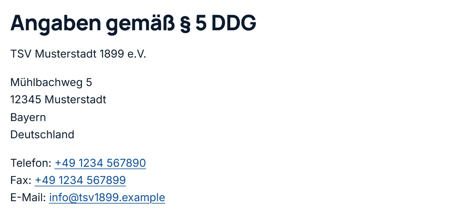 Der Anfang des Impressums auf der Website: die Überschrift „Angaben gemäß § 5 DDG“, darunter Vereinsname, Anschrift mit Straße, Postleitzahl, Ort, Bundesland und Land sowie Telefon, Fax und E-Mail.